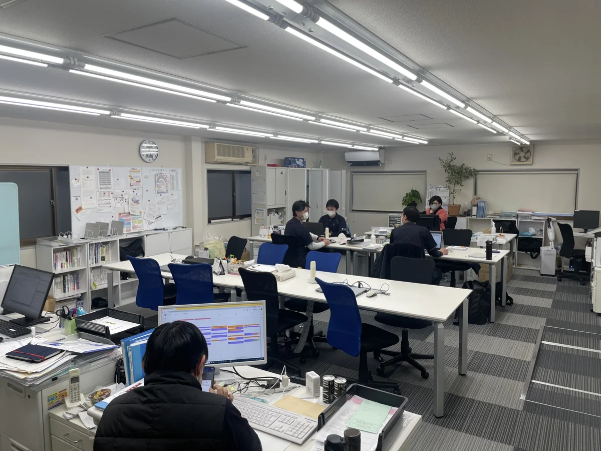 事務所内で仕事をするスタッフ