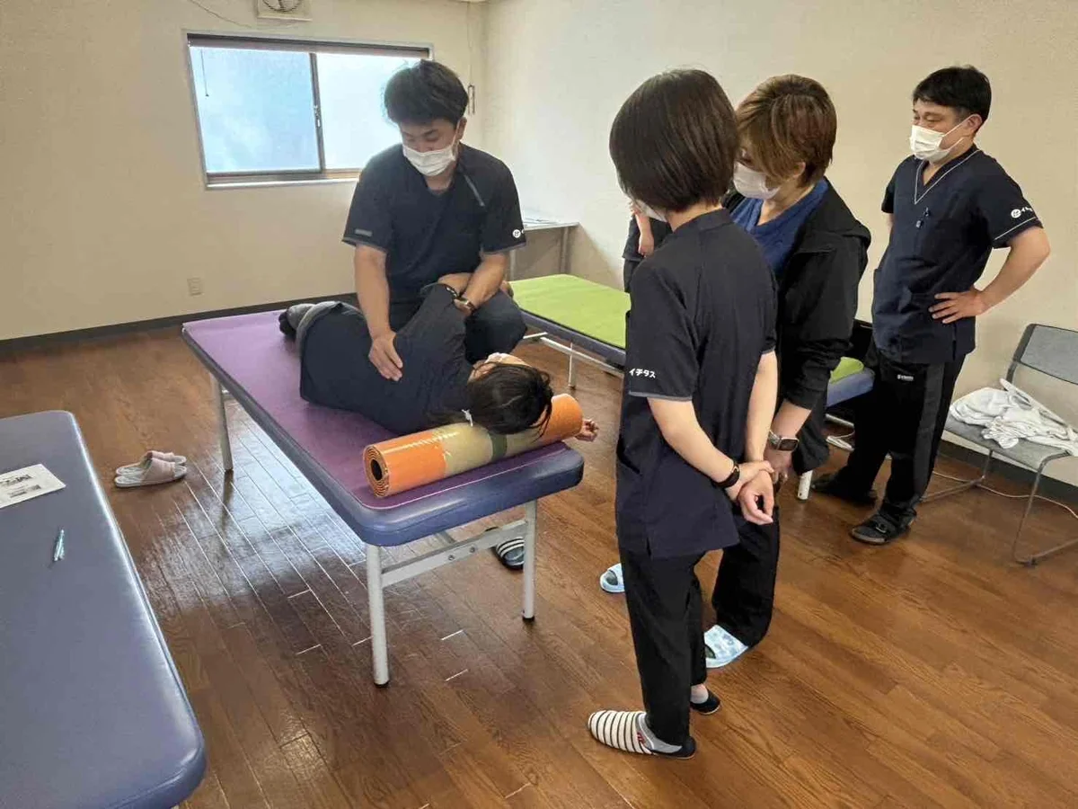 スタッフ同士で実技を確認する様子
