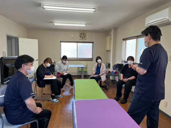 スタッフ同士で学ぶ社内研修の様子
